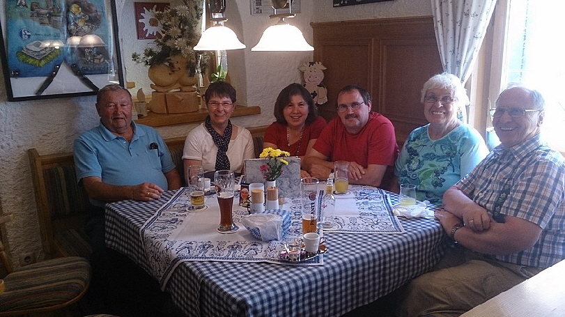 Freunde und Verwandte aus Oberammergau kommen zu Besuch. Hier beim Mittagessen in "Sascha's Kachelofen".