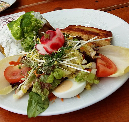 Panierter Bergkäse mit Salat und Ei.