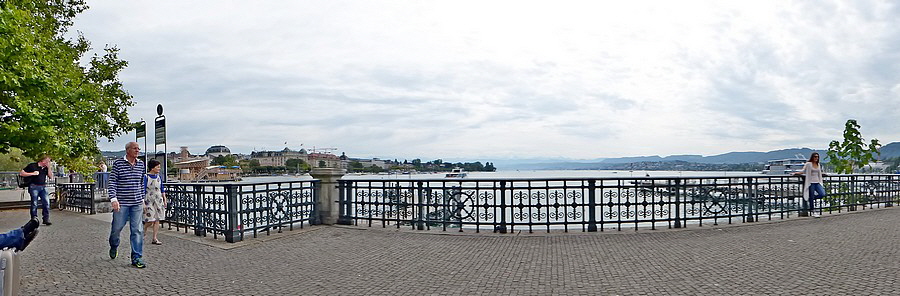 Seeufer-Panorama Zürichsee.