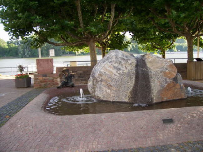 Springbrunnen am Biebricher Hafen 02 2007